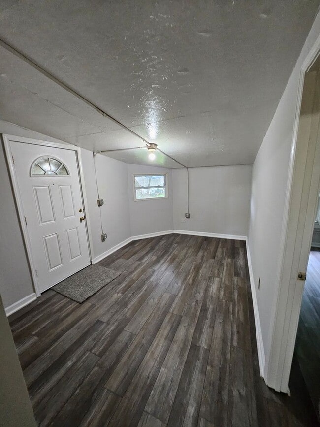 Building Photo - Large 2 bedroom house