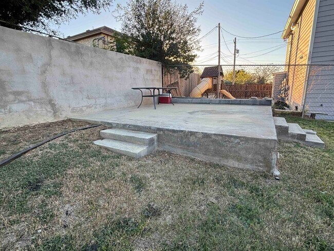 Building Photo - 803 E Fremont St