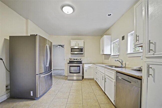 Building Photo - 2704 Truxillo St
