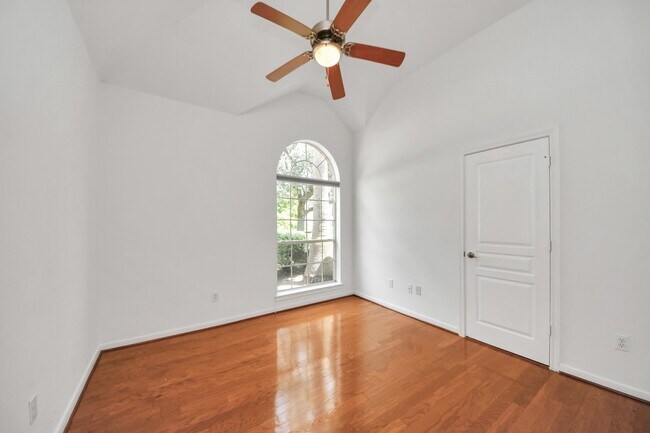 Building Photo - 12003 Sunrise Way