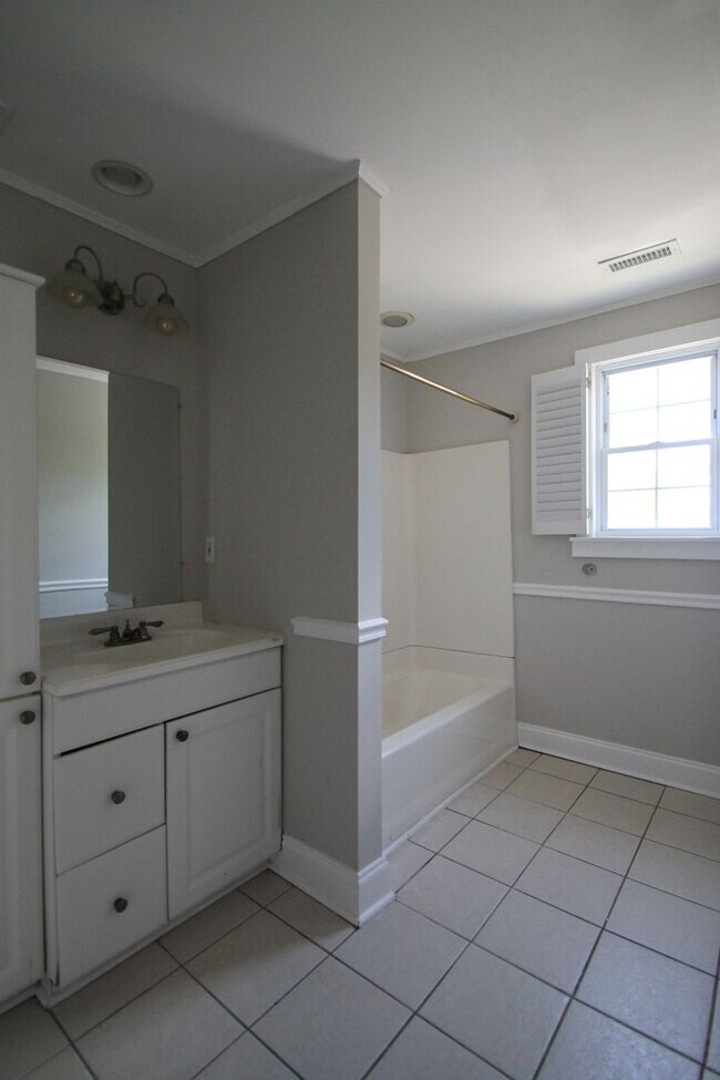 Building Photo - Exclusively Offered By Muse Realty Rentals...