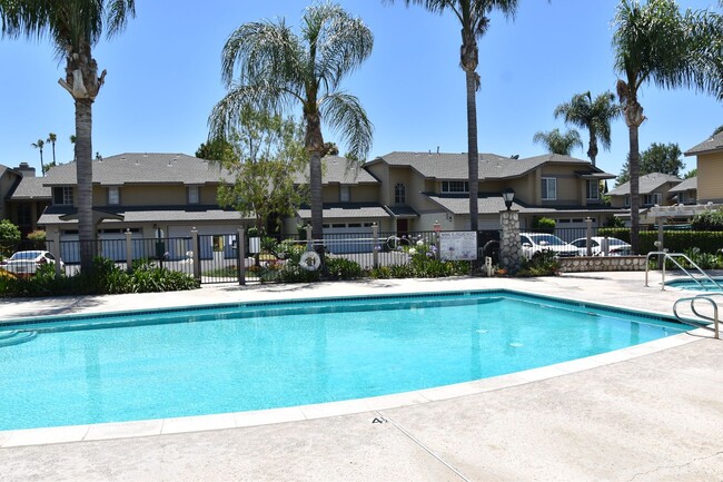 Building Photo - 3 Bedroom 2.5 Bath Hampton Court Condo Nea...