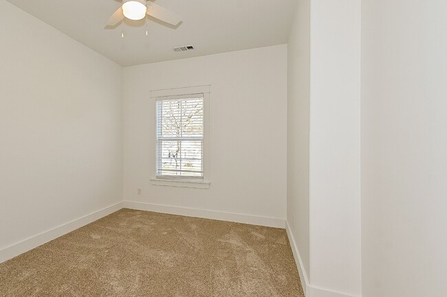 Building Photo - Beautiful Home For Rent near the Universit...