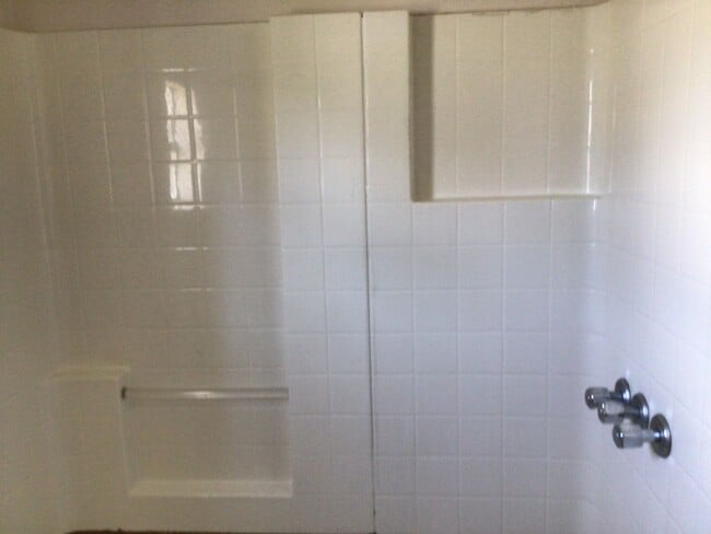 Building Photo - GREAT LOCATION! 2-Bedroom/ 1-Bath