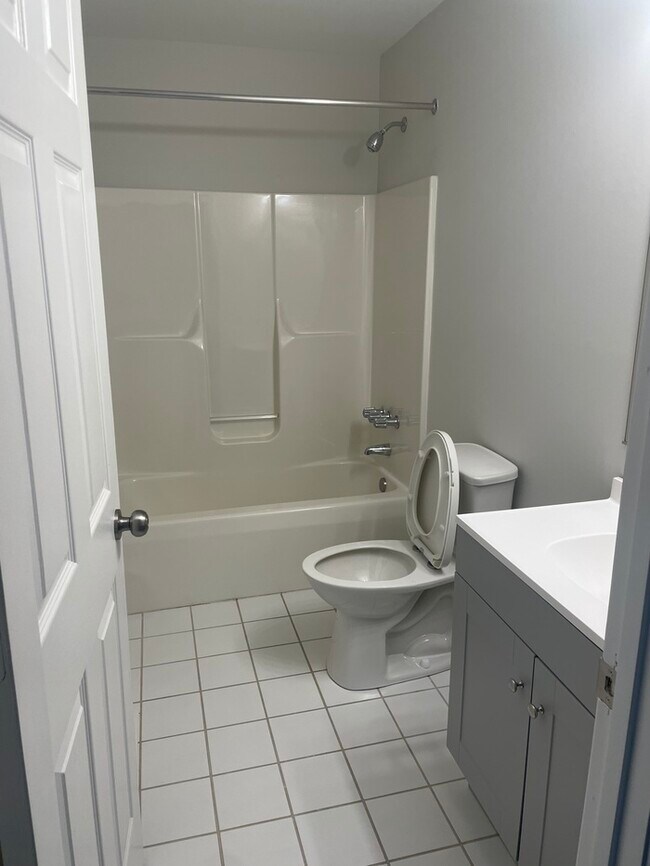 Building Photo - 3 Bedrooms 2 Bathrooms in a GREAT AREA