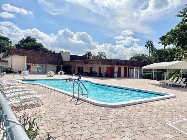 Building Photo - 1015 Country Club Dr