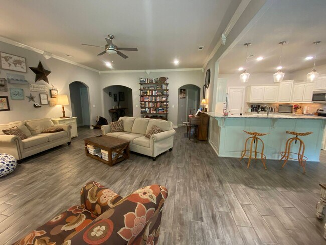 Building Photo - 3 Bedroom 2.5 Bathroom Home