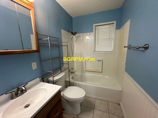 Building Photo - 3 Bd, 1.5 Ba, Home in Jacksonville