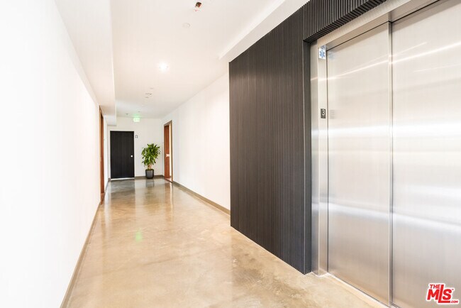 Building Photo - 547 N Sweetzer Ave