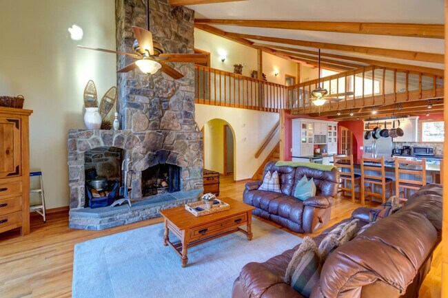 Building Photo - 525 Townsand Hollow Rd