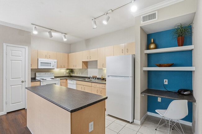 Building Photo - Grand Estates at Kessler Park