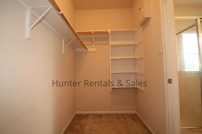 Building Photo - Heights Two-Story!