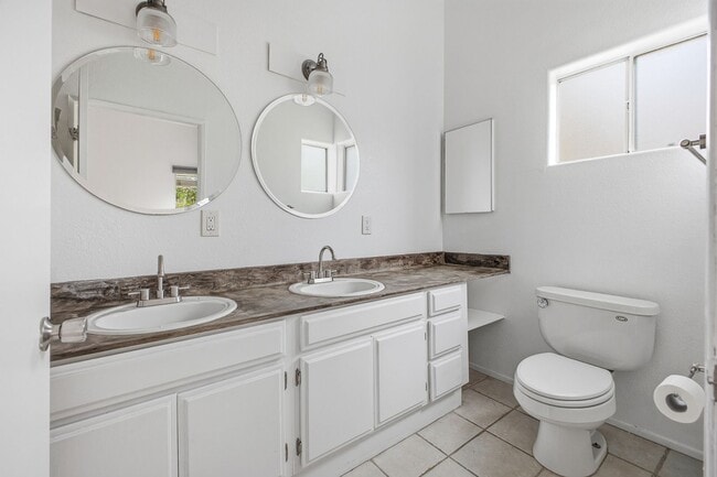 Building Photo - Highland Park 2 Bed / 2 Bath Condo with Resort-Style Amenities
