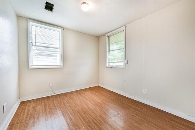 Building Photo - 639 St Charles Dr