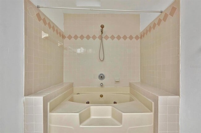 Building Photo - 745 Pinellas Bayway S