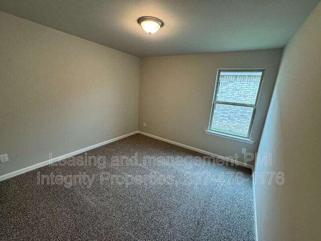 Building Photo - 325 White Pine Dr