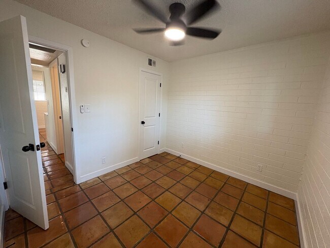 Building Photo - 817 S Melody Ln