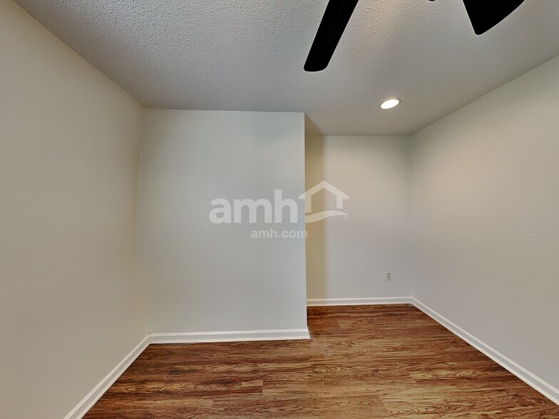 Building Photo - 1014 Holly Park Dr
