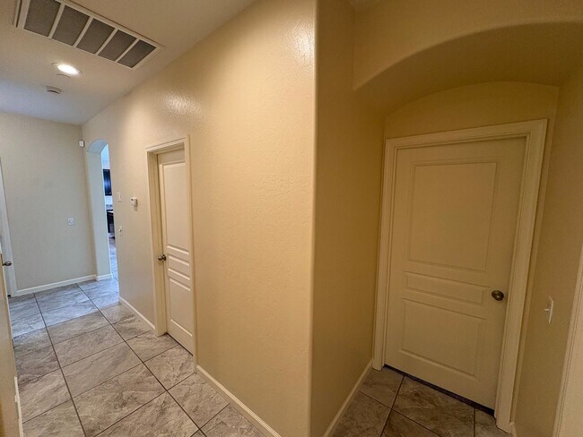 Building Photo - SE Visalia home Available Now!
