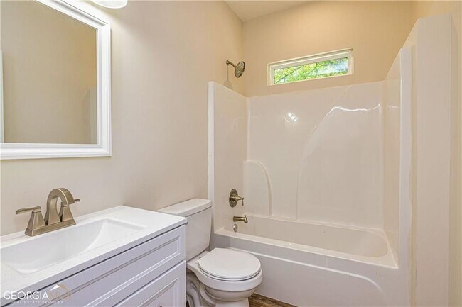 Building Photo - 106 Maple St