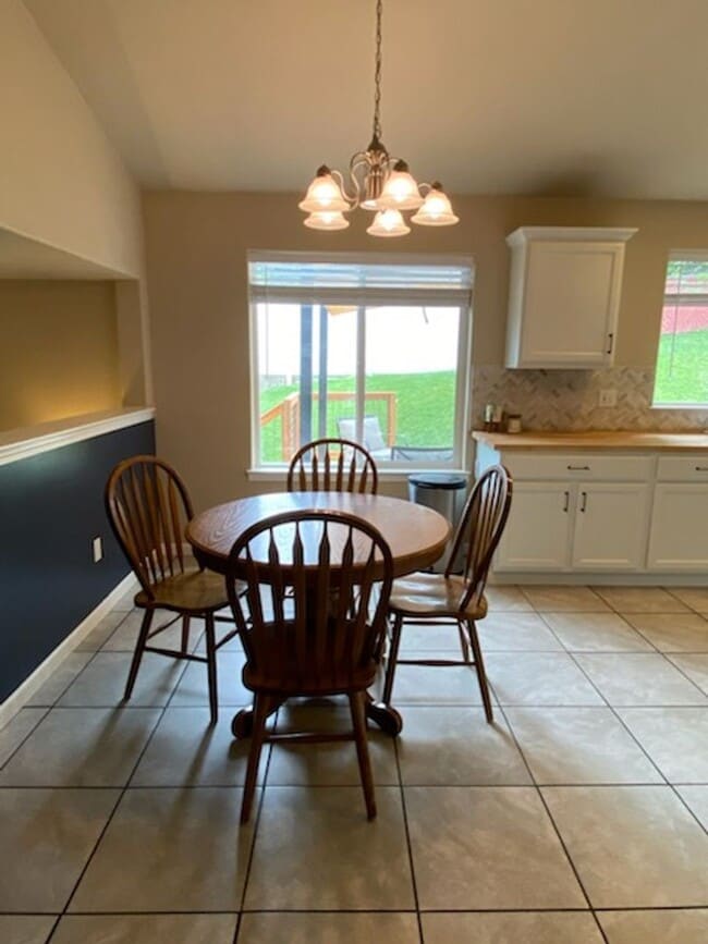 Building Photo - Sunny and spacious 3 bed, 2.5 bath house with living and family room, with huge back yard!