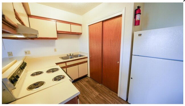 Building Photo - BRANDYWOOD PARK!!! FREE UTILITIES!! GREAT ...