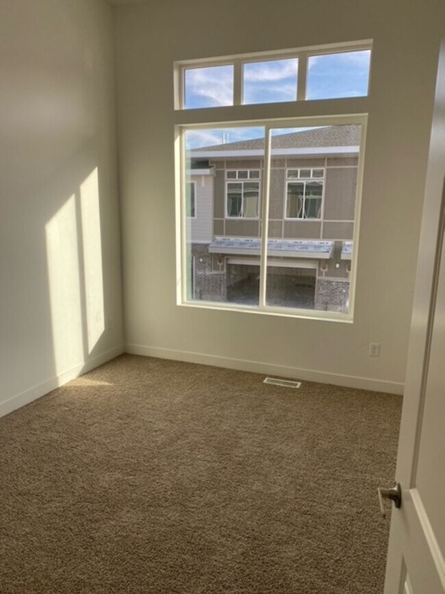 Building Photo - Spacious Town Home