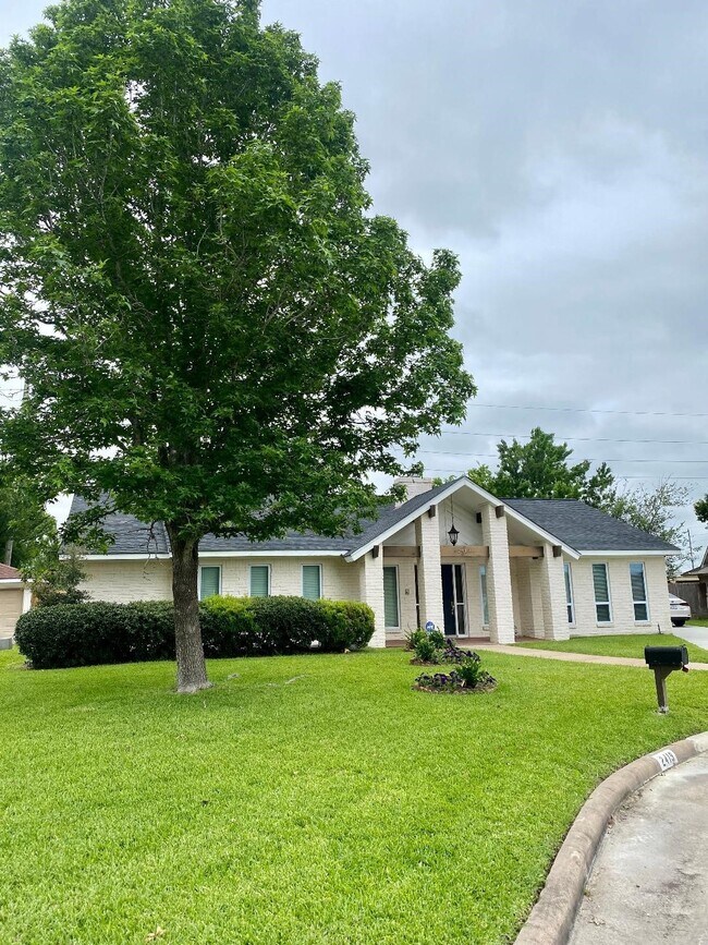 Building Photo - 2419 Briarlee Dr