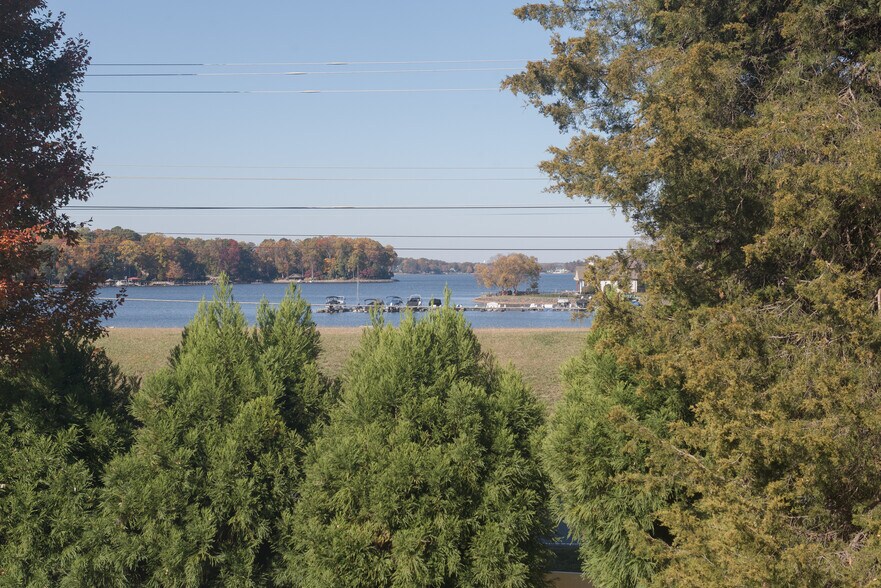 Building Photo - 16015 Kelly Park Cir