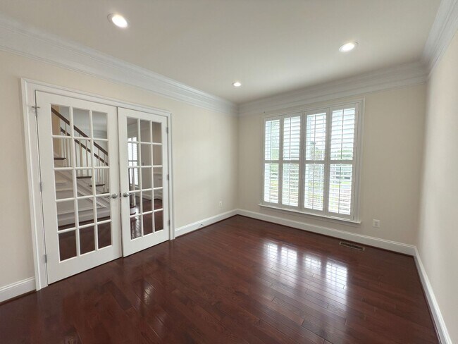 Building Photo - Spacious 4 Bed 5.5 Bath Home in Annandale,...