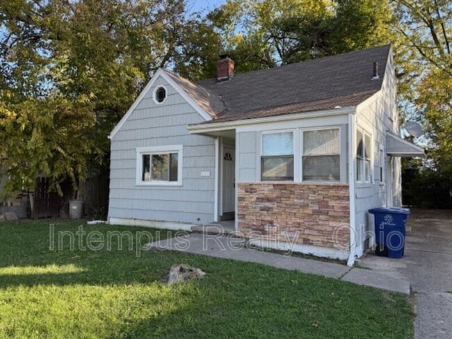 Building Photo - 692 S Wheatland Ave