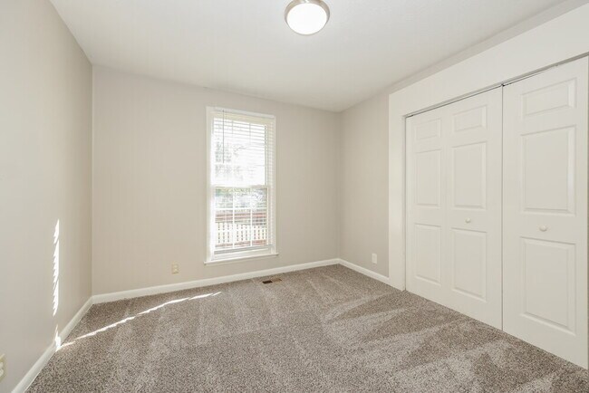 Building Photo - 702 Valley Green Dr