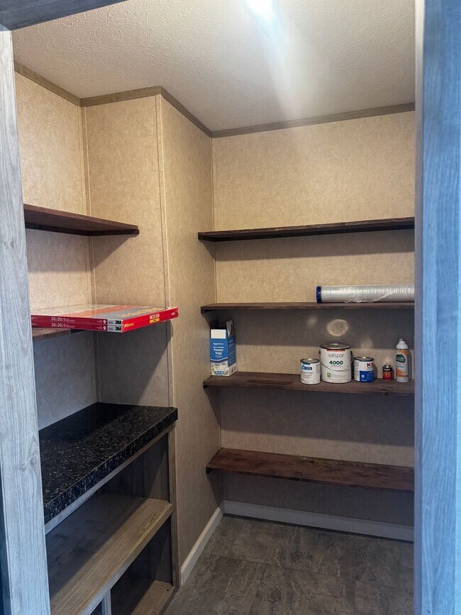 Building Photo - Spacious Four Bedroom Home - Pet Friendly and Horses Allowed!