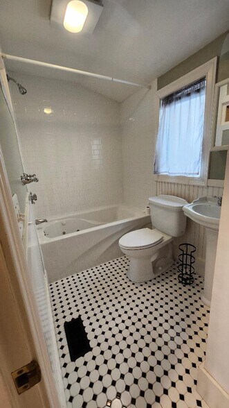 jacuzzi tub - 59 Prospect St