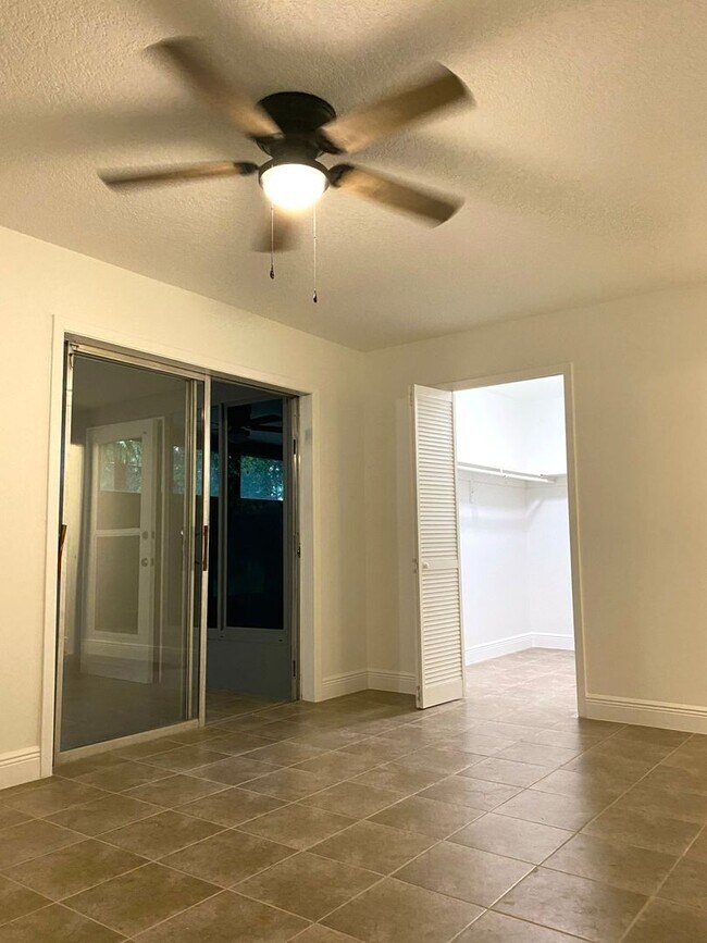 Building Photo - Southern Oaks 2 / 2 with Office & Sun Room