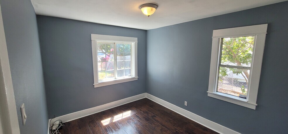 Queen Bedroom - 1284 Walnut St