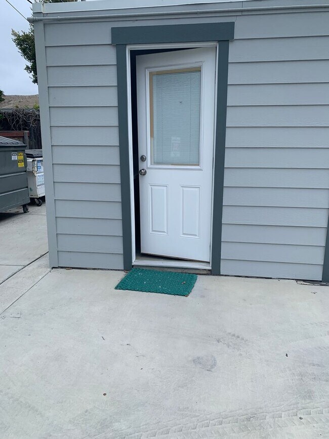 Building Photo - 2 Weeks FREE RENT! 1+1 Craftsman Cottage a...