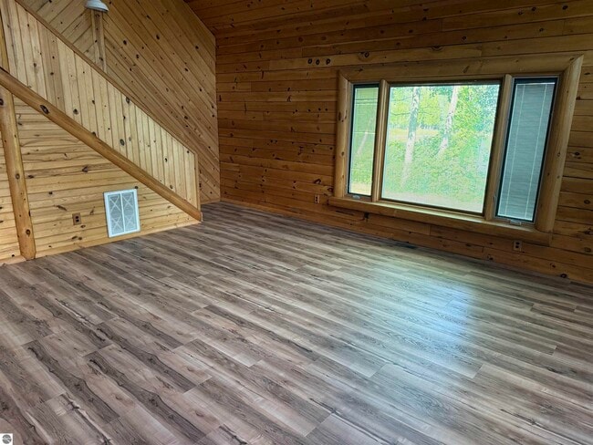 Building Photo - 5498 Gross Dr