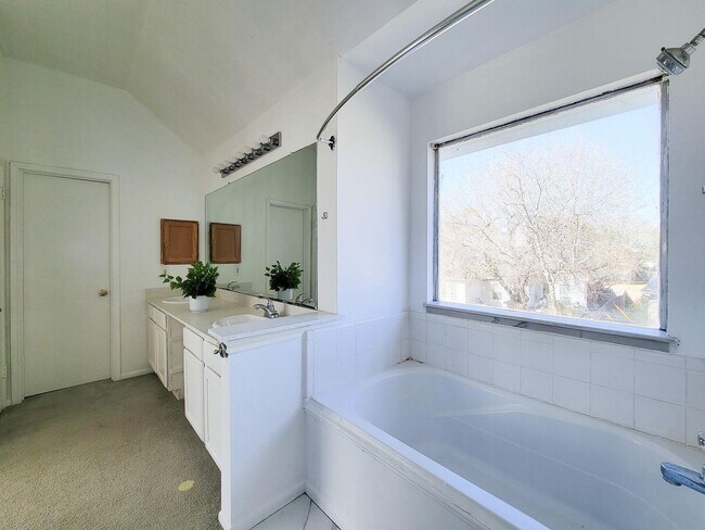 Building Photo - NICE 4 BEDROOM 2 BATH LEASE HOME WITH 2327 SF