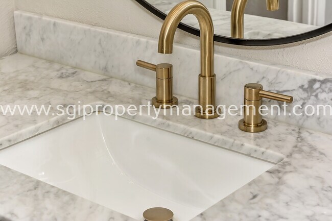 Building Photo - 7906 Royal Ln