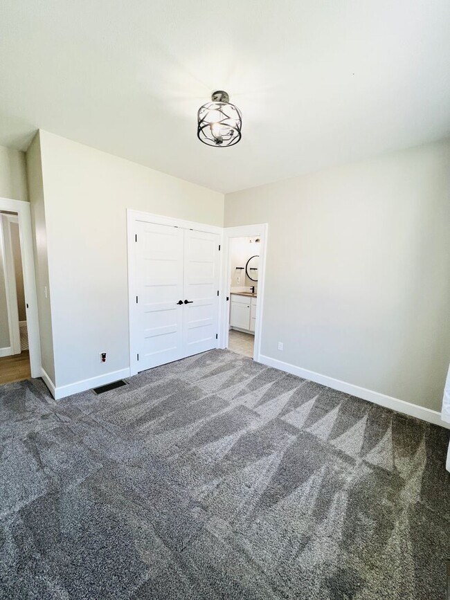 Building Photo - Luxury Rental