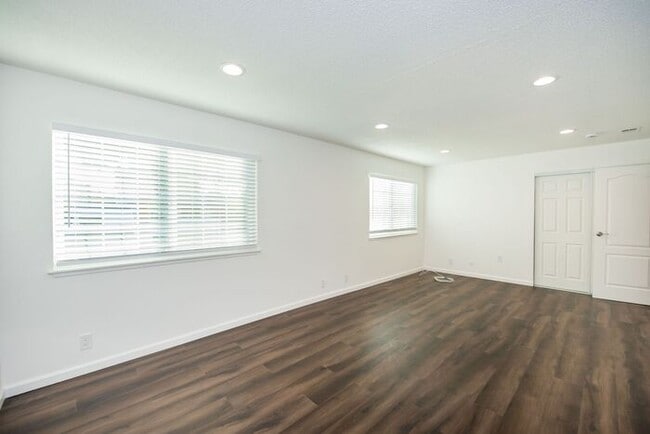 Building Photo - Newly Remodeled Single Family Home