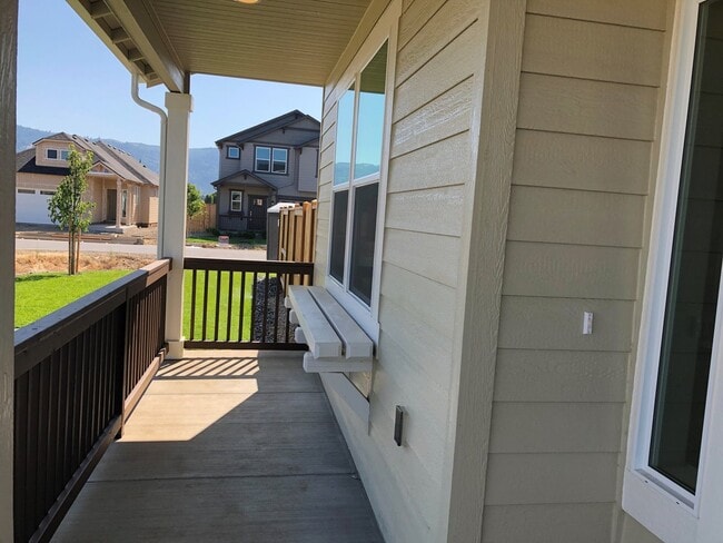 Building Photo - Beautiful newer 4 bedroom house in Coburg!