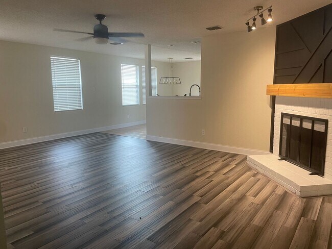 Building Photo - Charming 3BD/2BA with fireplace