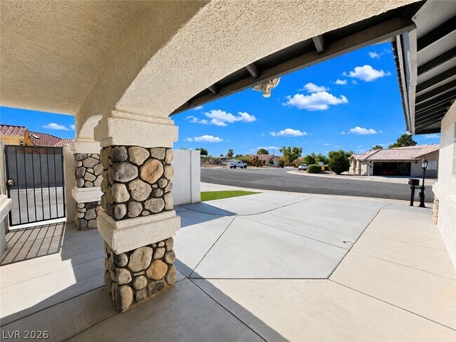 Building Photo - 3630 E Vineyard Dr