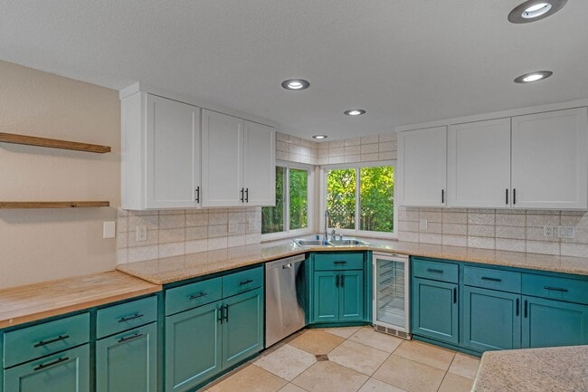 Building Photo - 3 Bedroom Folsom Home with Updated Kitchen, Pool and 3-Car Garage!