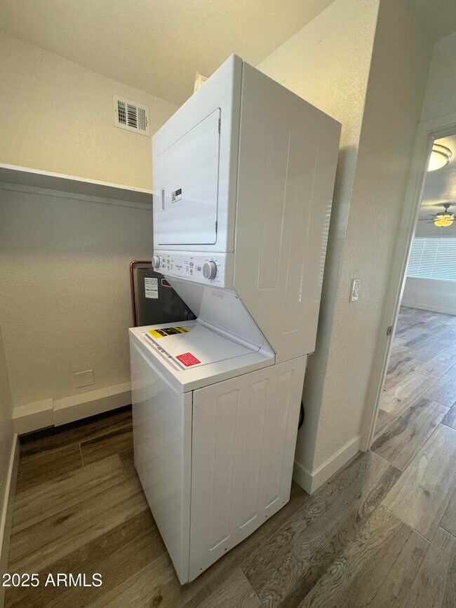 Building Photo - 738 W Pepper Pl