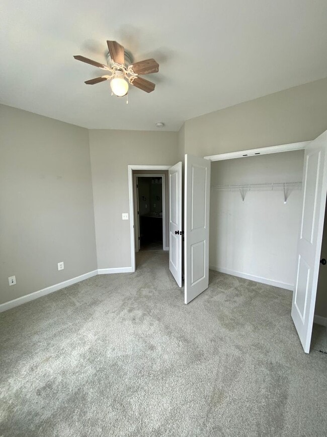 Building Photo - Charming 3-bedroom, 2.5-bathroom Townhouse