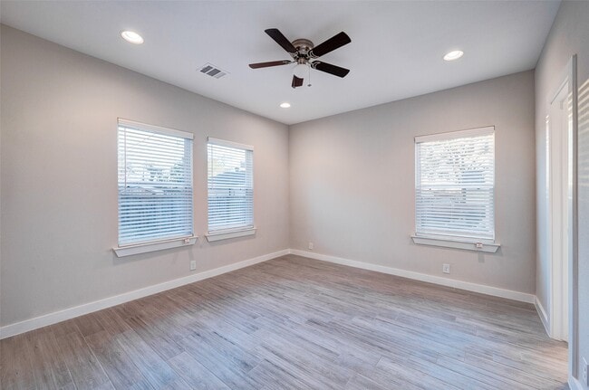 Building Photo - 113 Poinsetta Ln