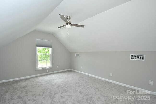 Building Photo - 129 Bosburg Dr